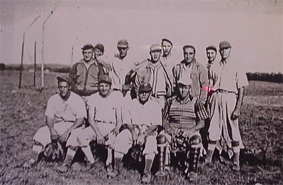 BaseballTeam1940Lateat550px